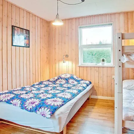 Hébergement de vacances Three-bedroom Holiday In 8